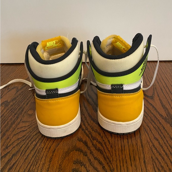 Men’s Jordan 1 high “volt” sneakers size 8 ⚡️ - Picture 2 of 11